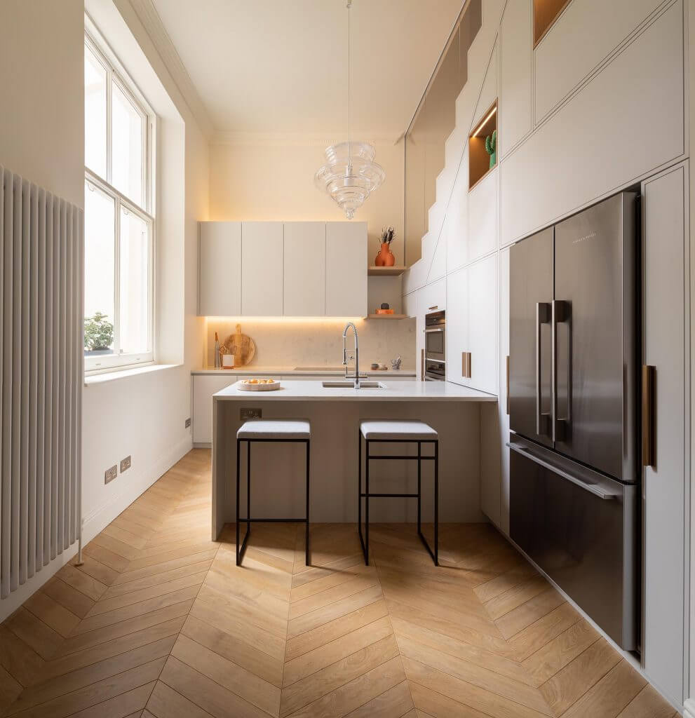طراحی داخلی آشپزخانه با کابینت های مدرن و سفید - وبسایت رابو