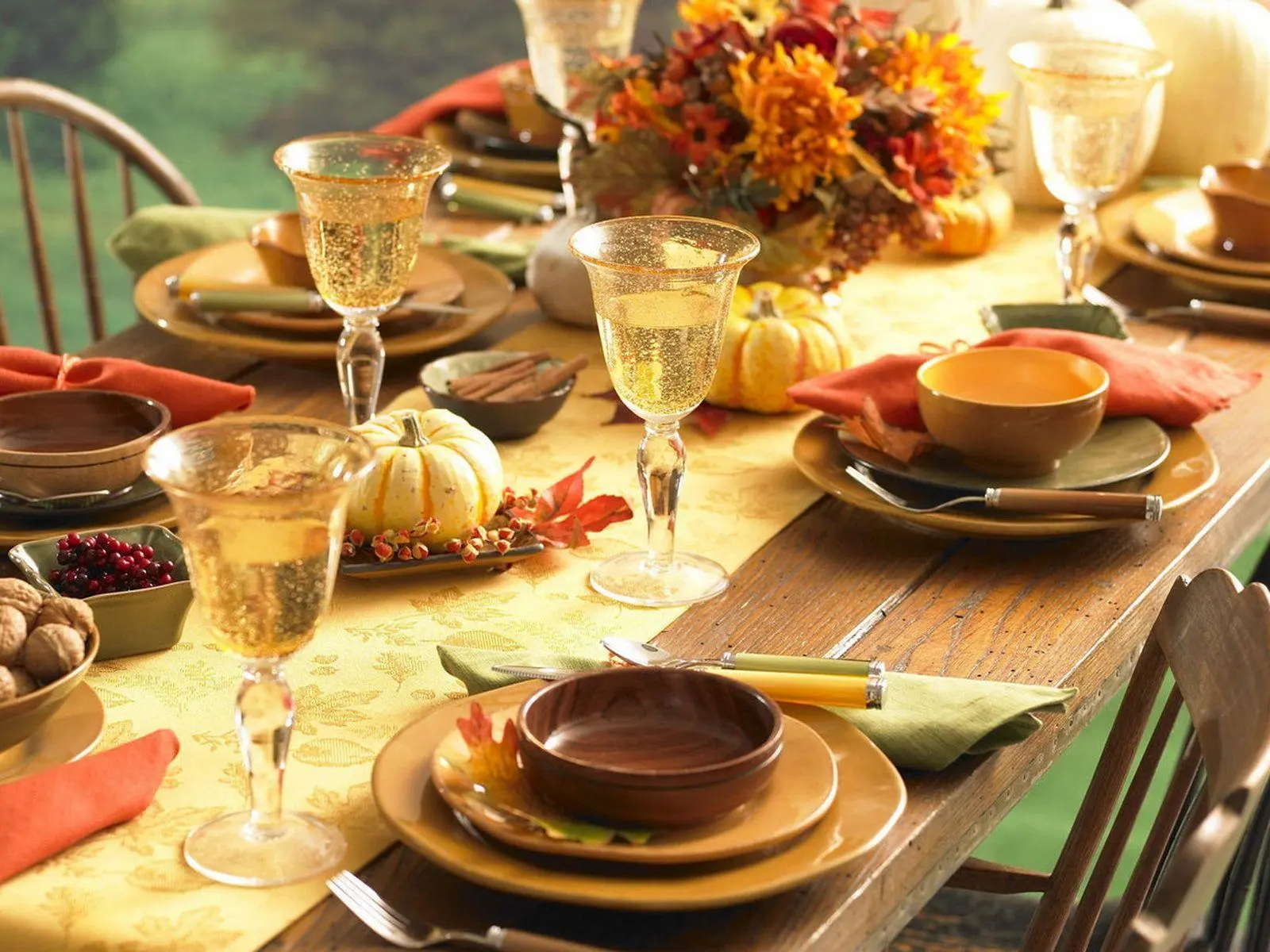 میز ناهار خوری که افتاب در آن تابیده است و بقشاب لیوان و قاشق ها نیز در روی میز چیده شده است