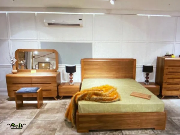 اتاق خوابی که در آن آیینه و تخت و اباژور و کمد با طرح چوبی قرار دارد و در کنار هم چینده شده است