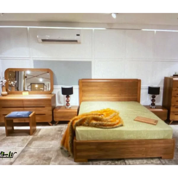 اتاق خوابی که در آن آیینه و تخت و اباژور و کمد با طرح چوبی قرار دارد و در کنار هم چینده شده است