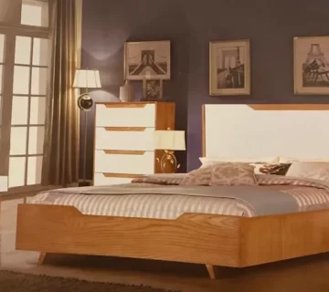 اتاق خوابی که تم چوبی با رنگ سفید دارد و در اتاق آیینه و میز آرایشی در سمت چپ و تخت و کمد نیز در سمت راست قرار دارند