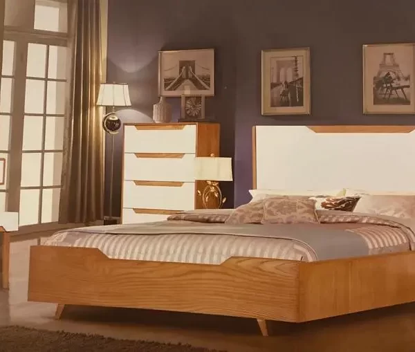 اتاق خوابی که تم چوبی با رنگ سفید دارد و در اتاق آیینه و میز آرایشی در سمت چپ و تخت و کمد نیز در سمت راست قرار دارند