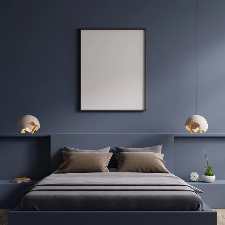 دکوراسیون منزل برای تنبل ها - تصویر دکوراسیون ساده و مینیمال با رنگ های آبی تیره و بژ در اتاق خواب دونفره
